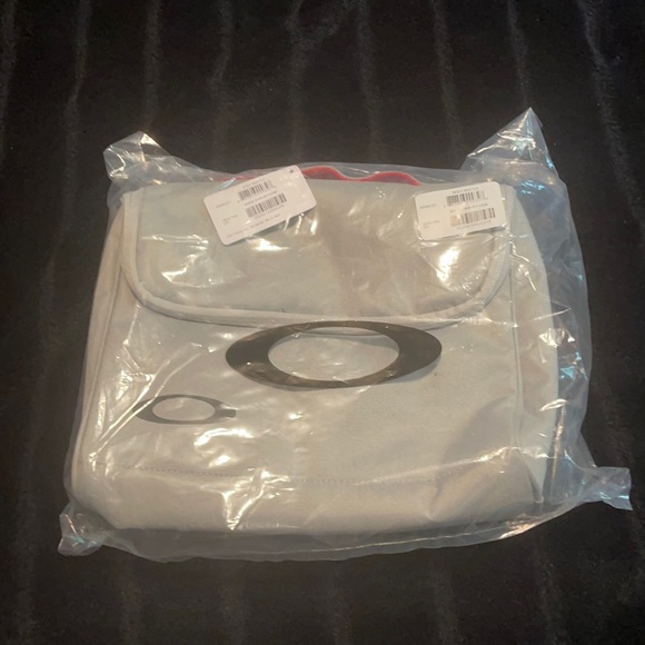 Oakley Other - OAKLEY, “body bag” spillproof hanging toiletry bag